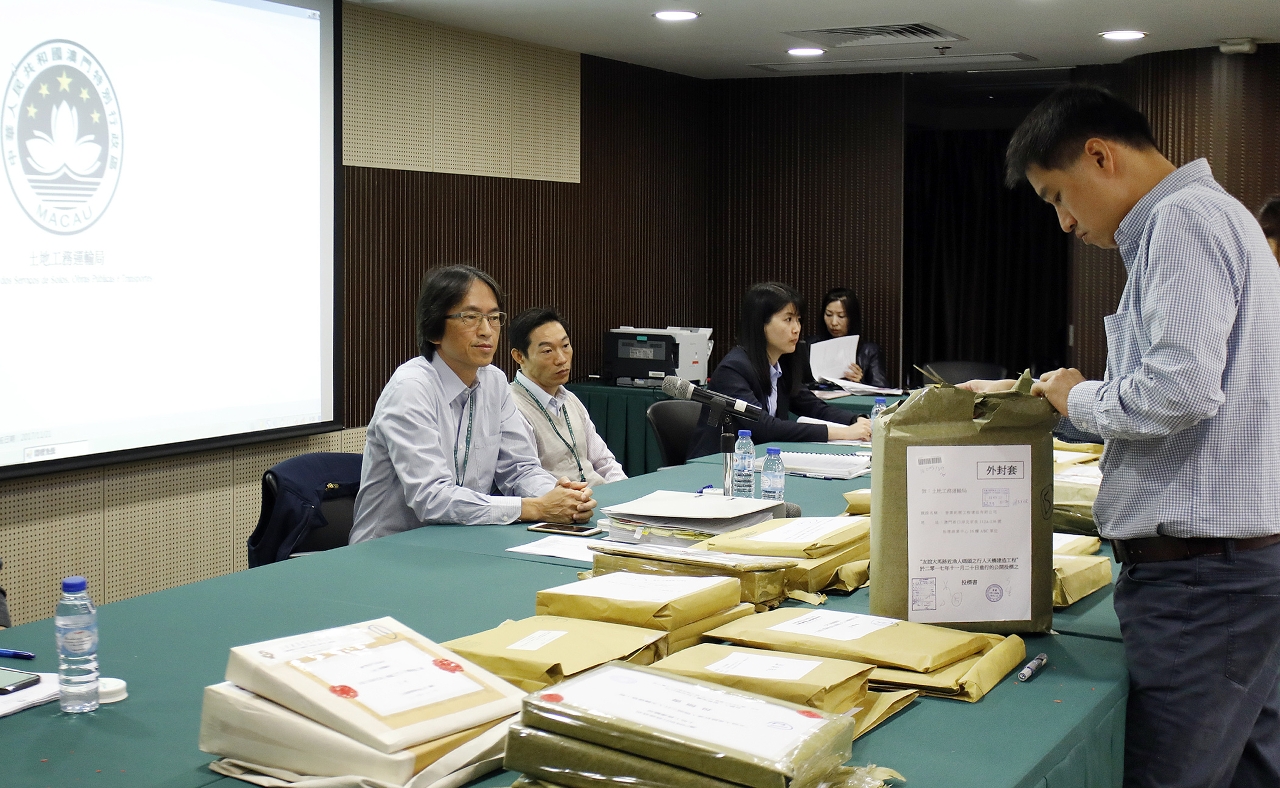 “友誼大馬路近漁人碼頭之行人天橋建造工程”公開開標。