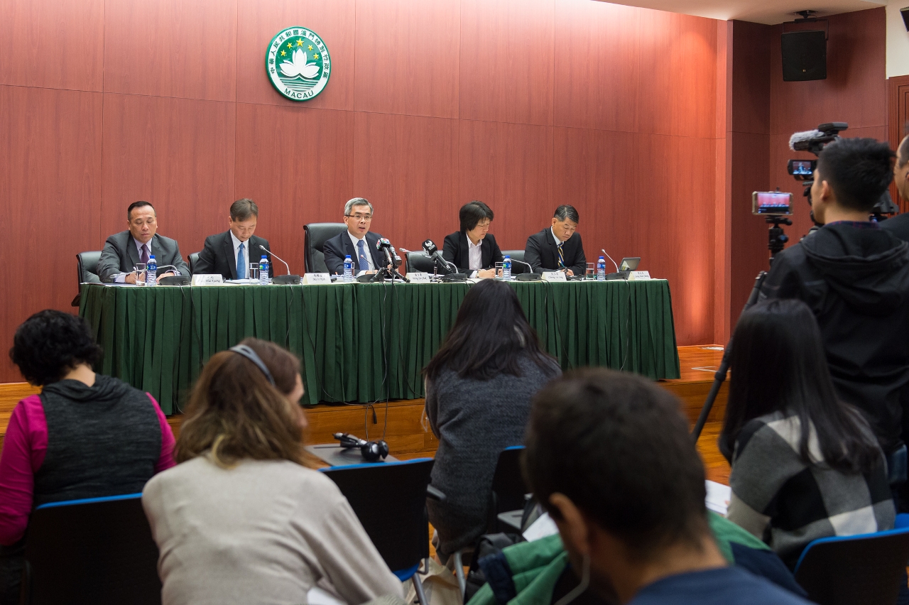 Secretário para a Segurança, Wong Sio Chak, apresenta o Balanço da criminalidade relativo aos primeiros nove meses de 2017 e os dados sobre a aplicação da lei.