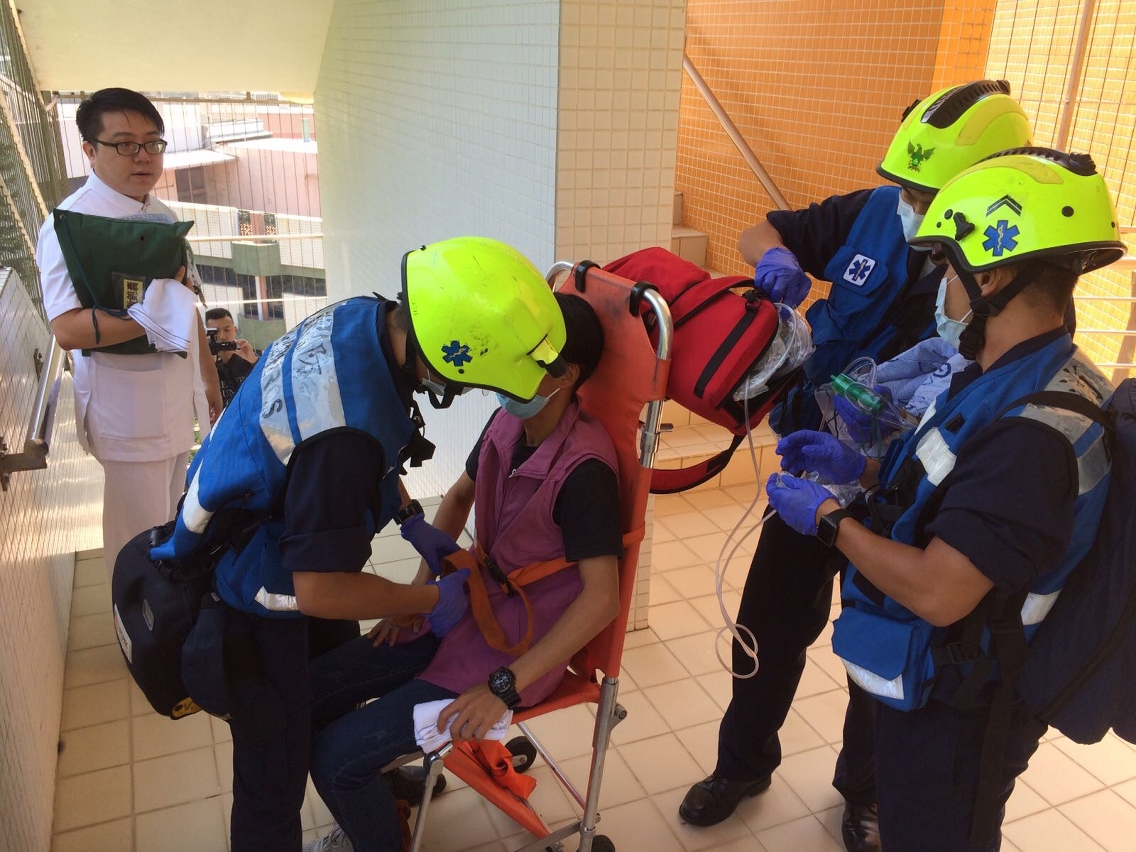 Bombeiros apoiam evacuação de paciente com necessidade de cadeira de rodas