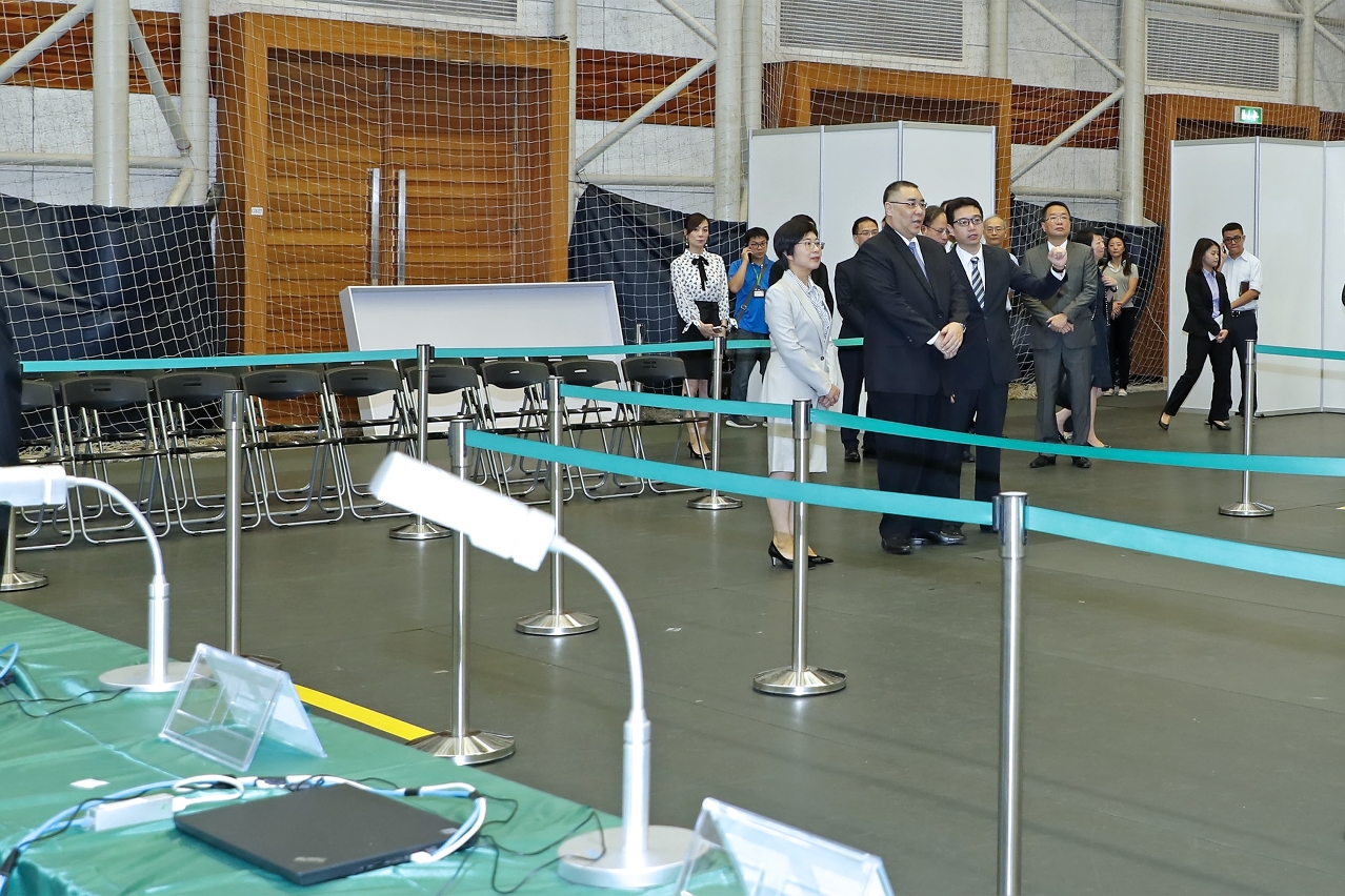 The Chief Executive, Mr Chui Sai On, tours the Olympic Sports Centre polling site in Taipa, to learn more about election arrangements.