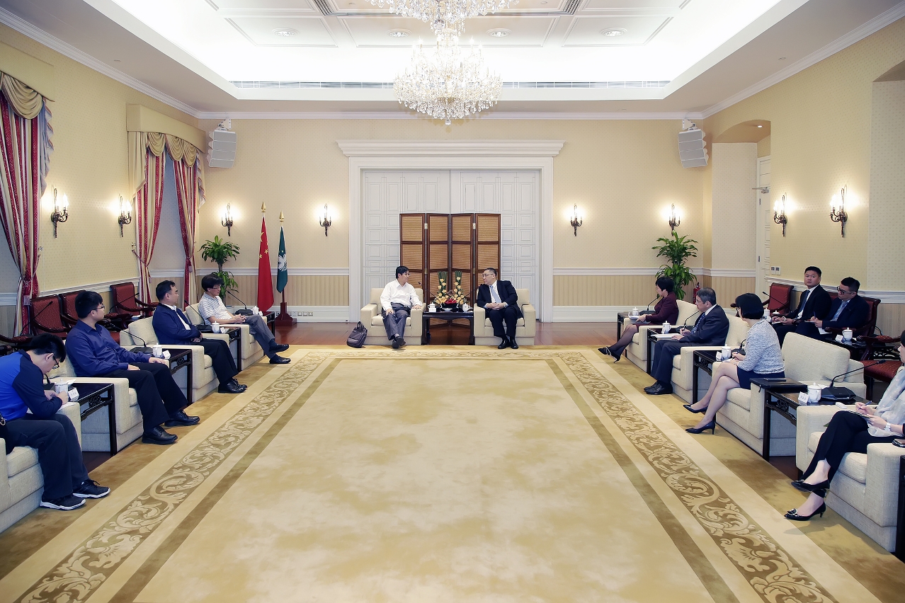 Chefe do Executivo, Chui Sai On, reuniu-se com representantes da Iniciativa de Desenvolvimento Comunitário de Macau para auscultar opiniões e sugestões sobre as Linhas de Acção Governativa para o próximo ano.