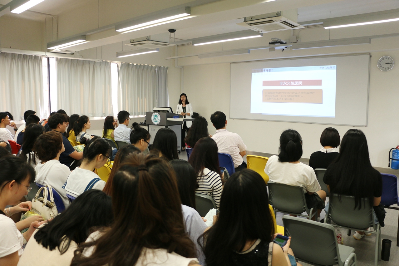 Ms. Wong Pou Ieng, Head of Department of Residents Identification of DSI introduced fundamental rights and duties of Macao residents and the Nationality Law to the students.