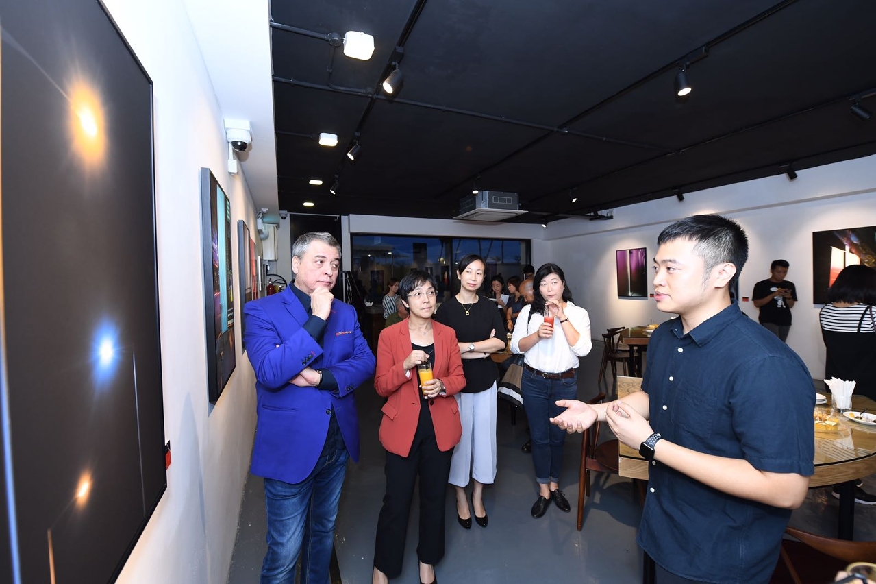 The young local artist Mr. Tang Kuok Hou introduced his art pieces to the guests