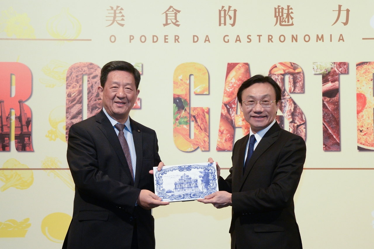 Secretary for Social Affairs and Culture Alexis Tam expresses his gratitude to Secretary-General of China National Commission for UNESCO Du Yue (left) for his support to Macao’s application during last year’s “International Gastronomy Forum, Macao”
