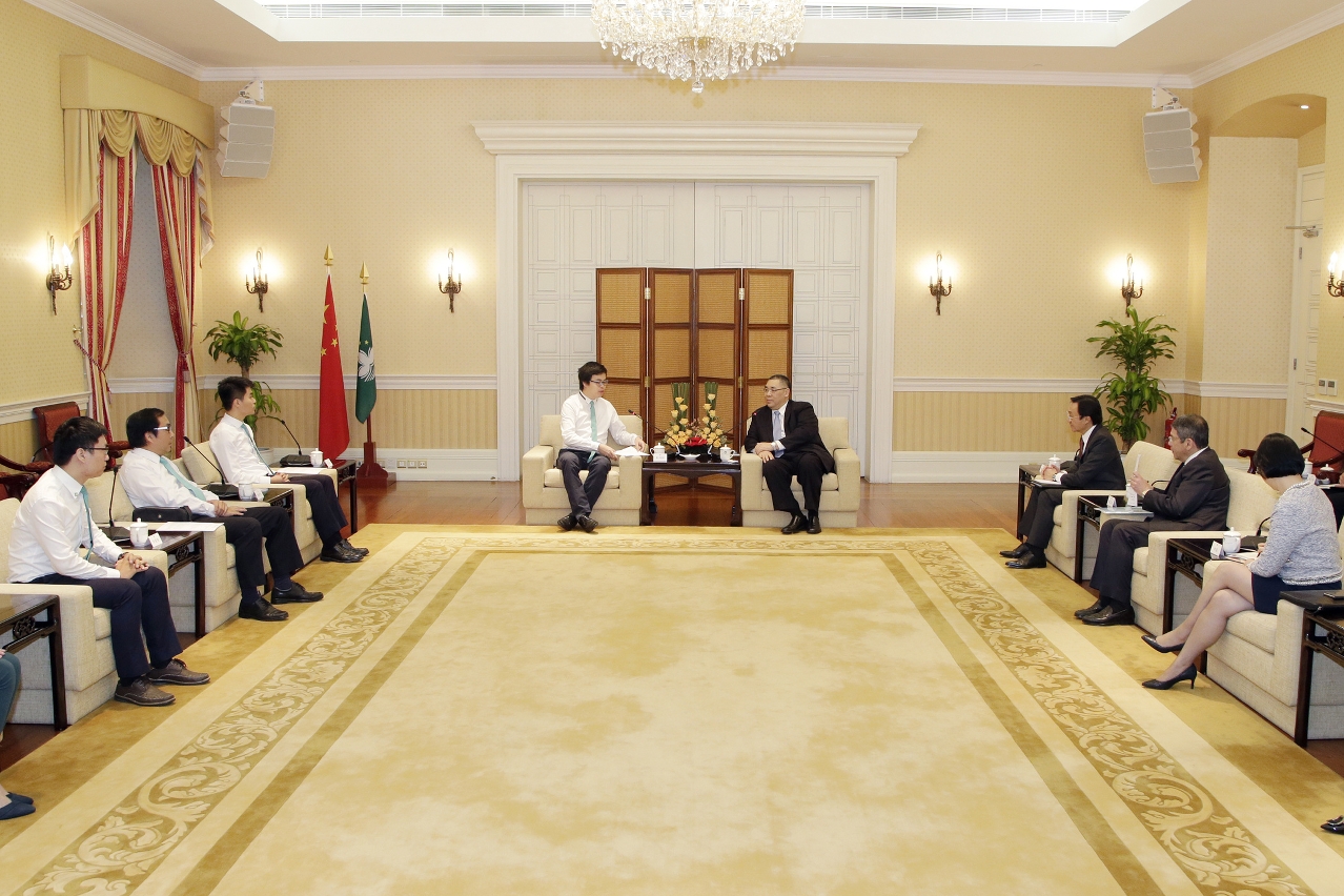 Chefe do Executivo, Chui Sai On, num encontro com representantes da Associação de Novo Macau para auscultar opiniões e sugestões sobre as Linhas de Acção Governativa para o ano de 2018.