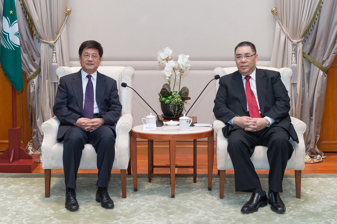 行政長官崔世安與來澳履新的中央人民政府駐澳門特別行政區聯絡辦公室主任鄭曉松會面