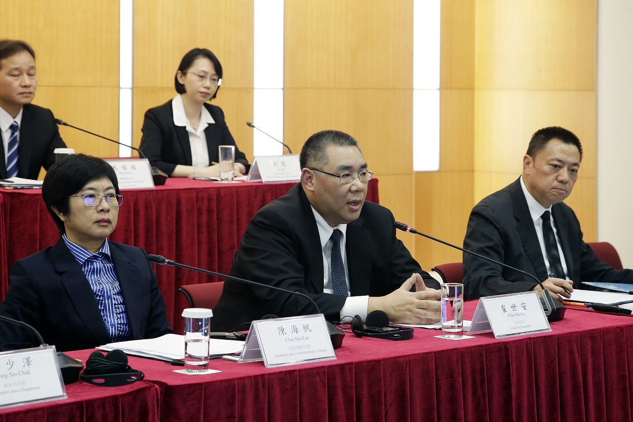 O Chefe do Executivo, Chui Sai On, fala na conferência de imprensa da Comissão para a Revisão do Mecanismo de Resposta a Grandes Catástrofes e o Seu Acompanhamento e Aperfeiçoamento
