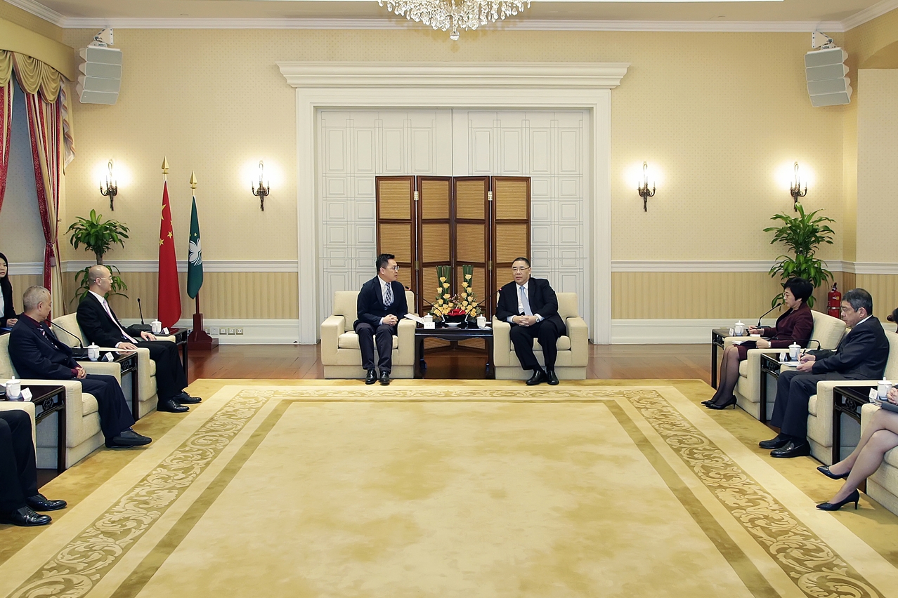 Chefe do Executivo, Chui Sai On, num encontro com representantes da Aliança de Povo de Instituição de Macau para auscultar opiniões e sugestões sobre as Linhas de Acção Governativa para o próximo ano.