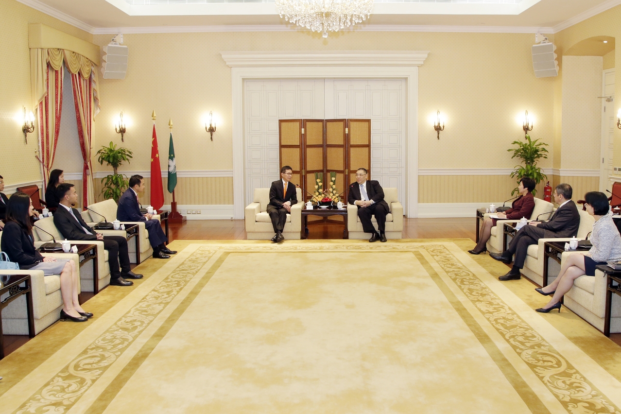 Chefe do Executivo, Chui Sai On, encontrou-se com representantes da Associação dos Conterrâneos de Kong Mun de Macau para auscultar opiniões e sugestões sobre as Linhas de Acção Governativa para o ano de 2018.