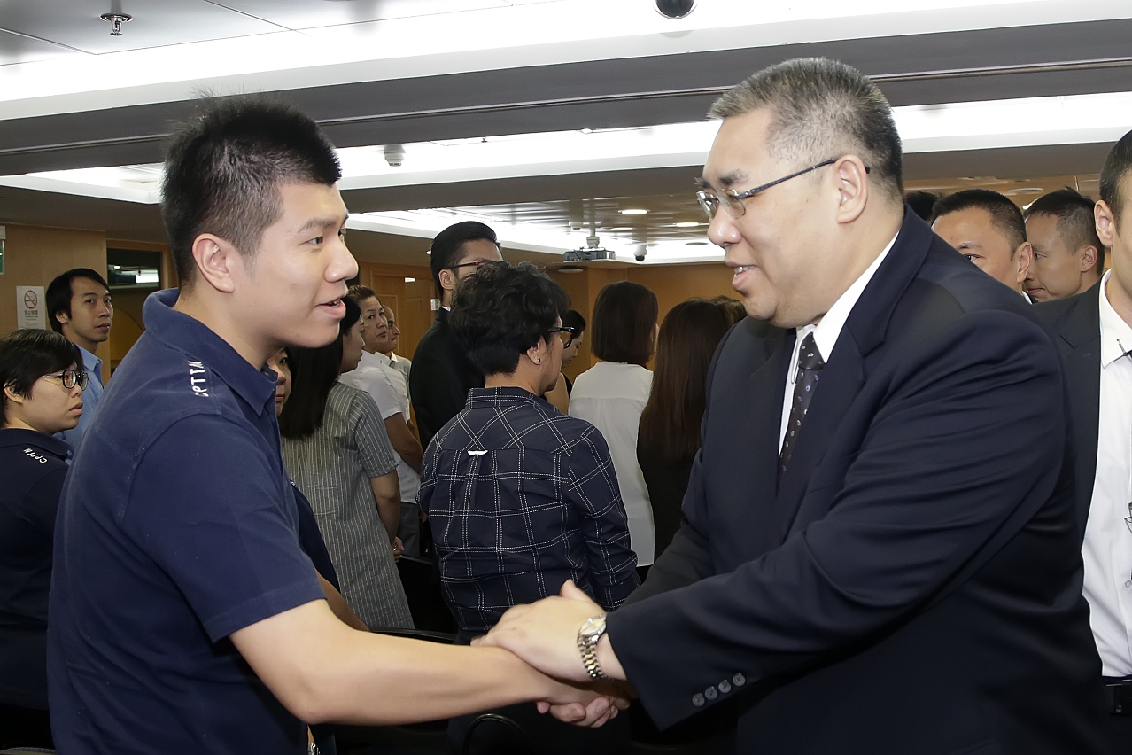 The Chief Executive, Mr Chui Sai On, shakes hands with a front-line staff member from one of the public departments related with either the economy or with finance.