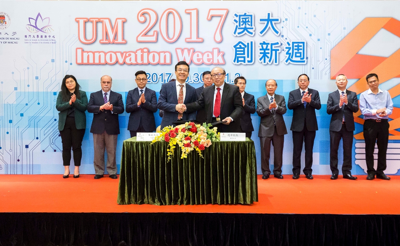 Wei Zhao and Zhang Jinghua sign an MOU on the establishment of a parallel incubation centre