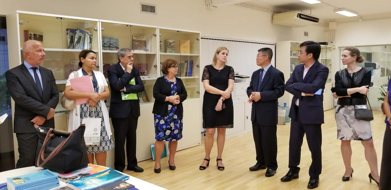 MPI’s President Professor Lei Heong Iok (third from right), introduces research projects conducted at the Chinese-Portuguese-English Machine Translation Laboratory to visiting guests