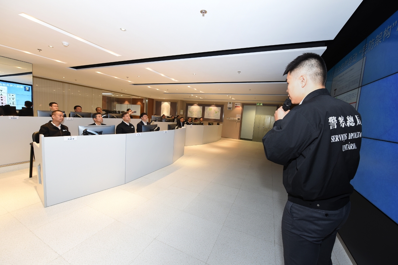 A delegação visitante no Centro de Operações de Protecção Civil