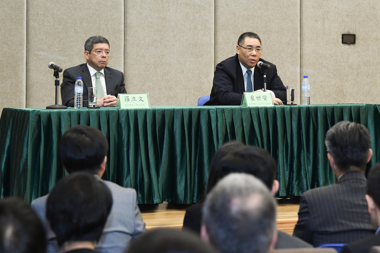O Chefe do Executivo, Chui Sai On, assistiu a uma palestra com 12 serviços públicos da área de transporte e obras públicas.