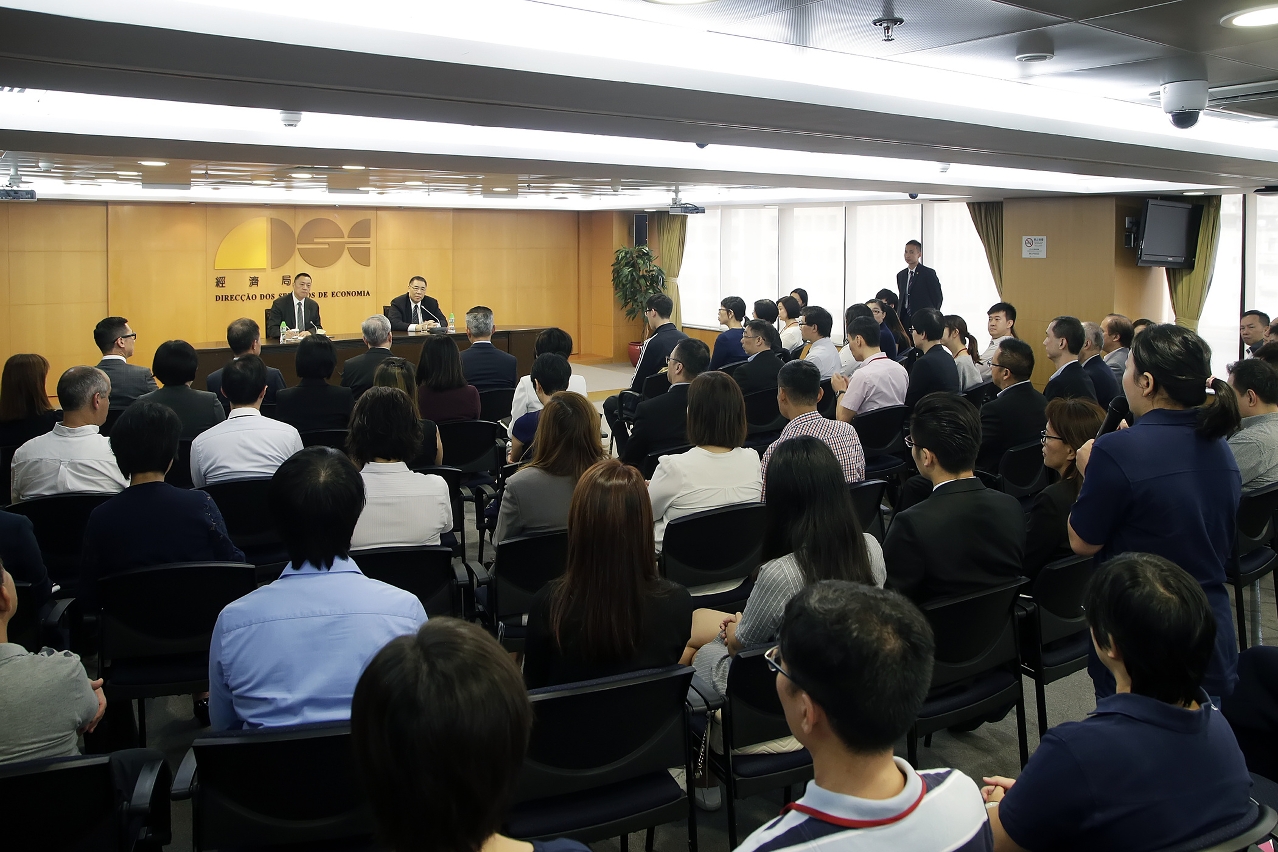 The Chief Executive, Mr Chui Sai On, meets with front-line personnel from public departments related with either the economy or with finance, to garner their opinion regarding the post-typhoon relief work.