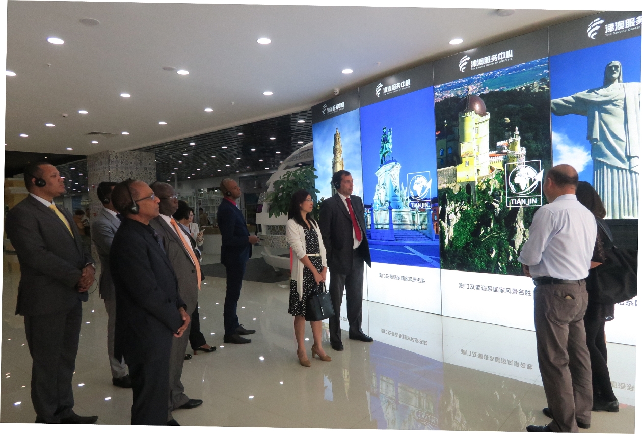 Visita ao Centro de Exposição e Venda (Tianjin) de Produtos de Macau e dos Países de Língua Portuguesa