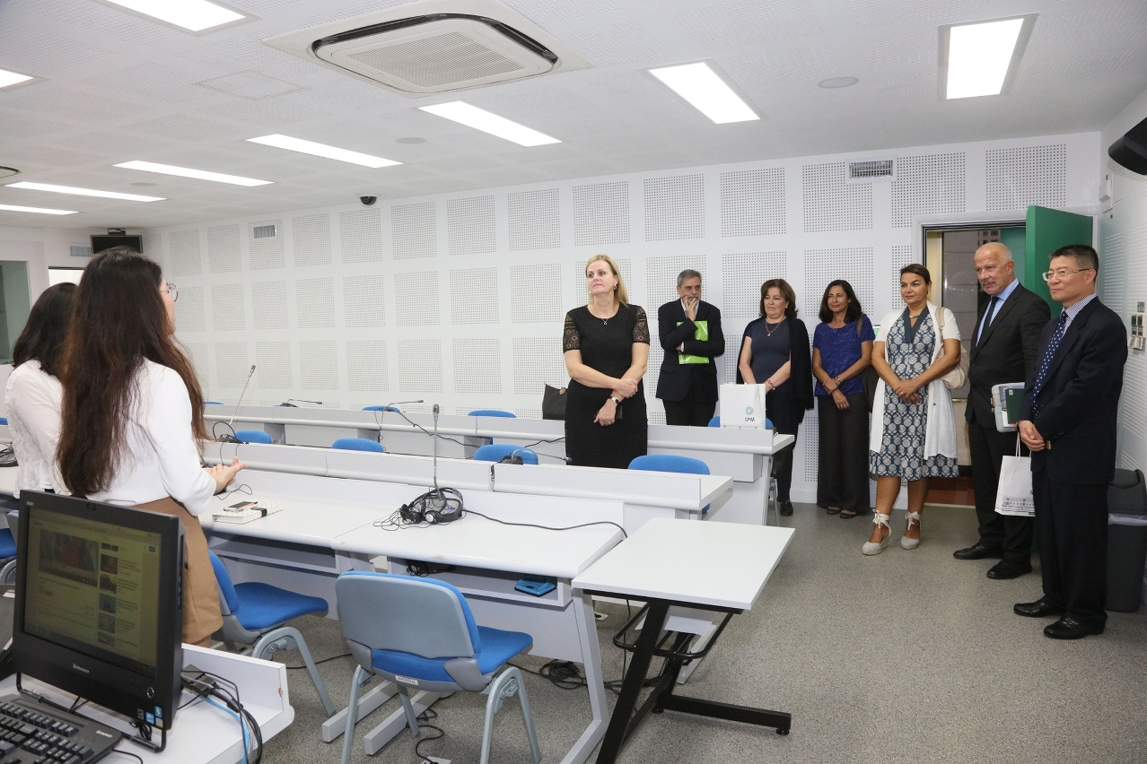 Dr. Florika Fink-Hooijer, Director-General of the Department for Interpretation visits MPI’s Interpretation Laboratory