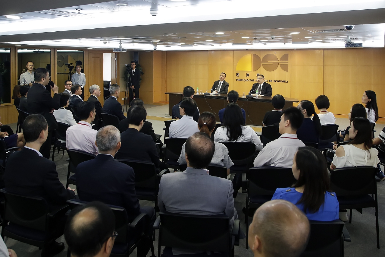 The Chief Executive, Mr Chui Sai On, meets with front-line personnel from public departments related with either the economy or with finance, to garner their opinion regarding the post-typhoon relief work.