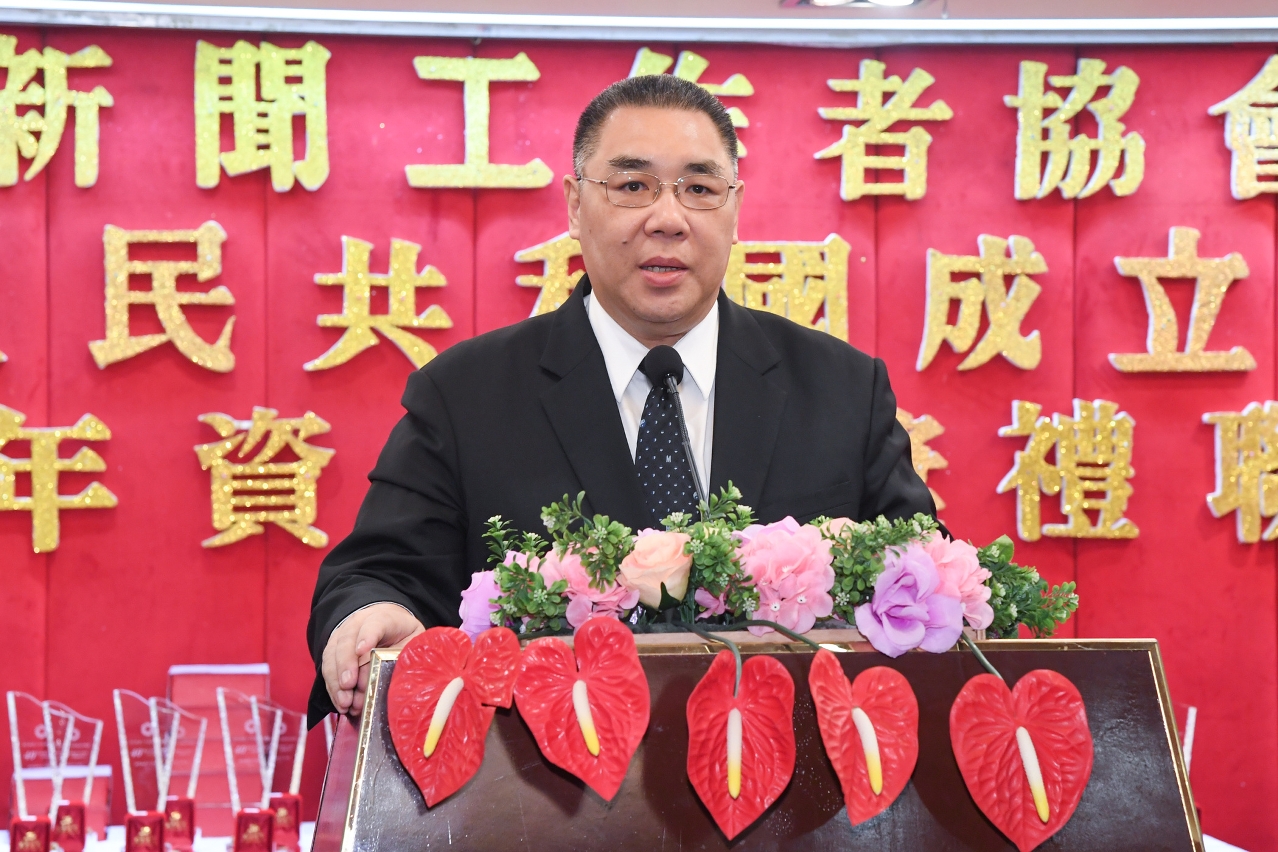 Chefe do Executivo, Chui Sai On, no jantar comemorativo do Dia Nacional da China e entrega de prémios de antiguidade aos sócios, organizado pela Associação dos Trabalhadores da Comunicação Social de Macau.