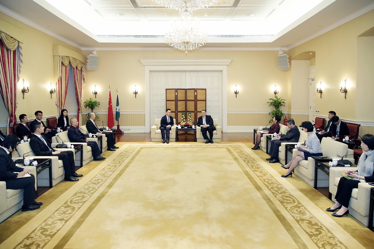 Chefe do Executivo, Chui Sai On, num encontro com representantes da Aliança de Povo de Instituição de Macau para auscultar opiniões e sugestões sobre as Linhas de Acção Governativa para o próximo ano.