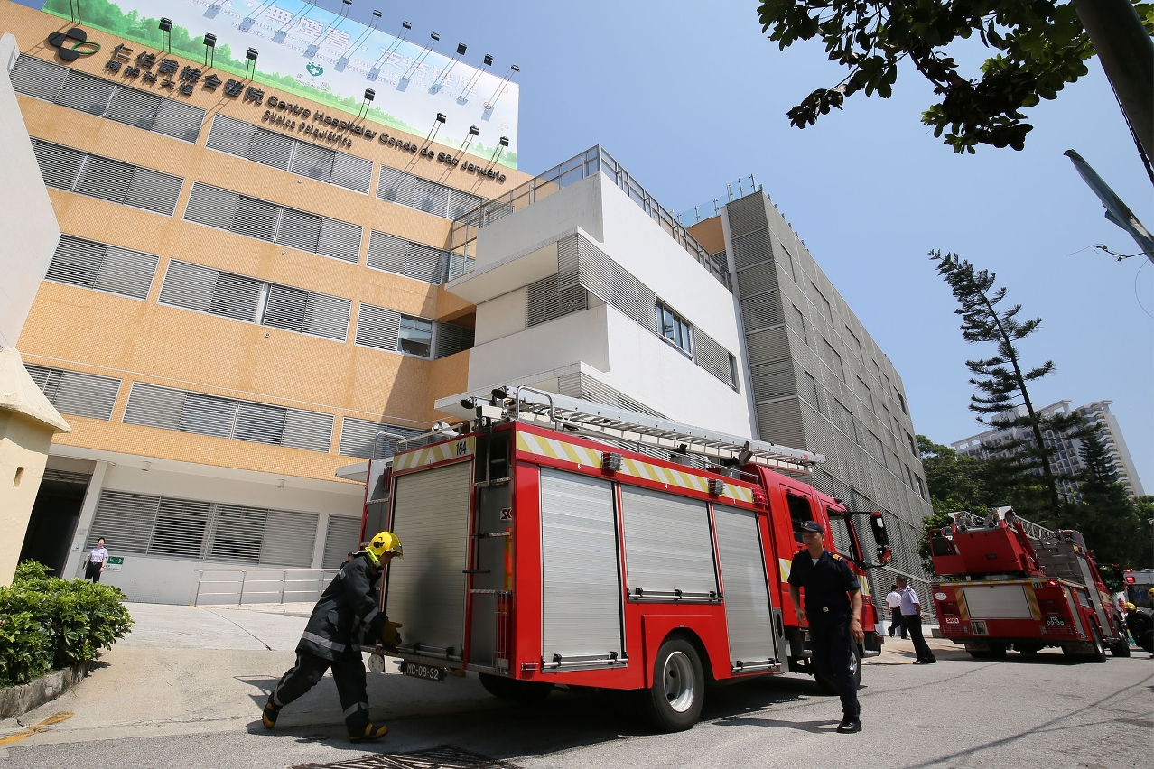 Bombeiros e viaturas de bombeiros no exterior do Edifício da Clínica Psiquiátrica do CHCSJ；