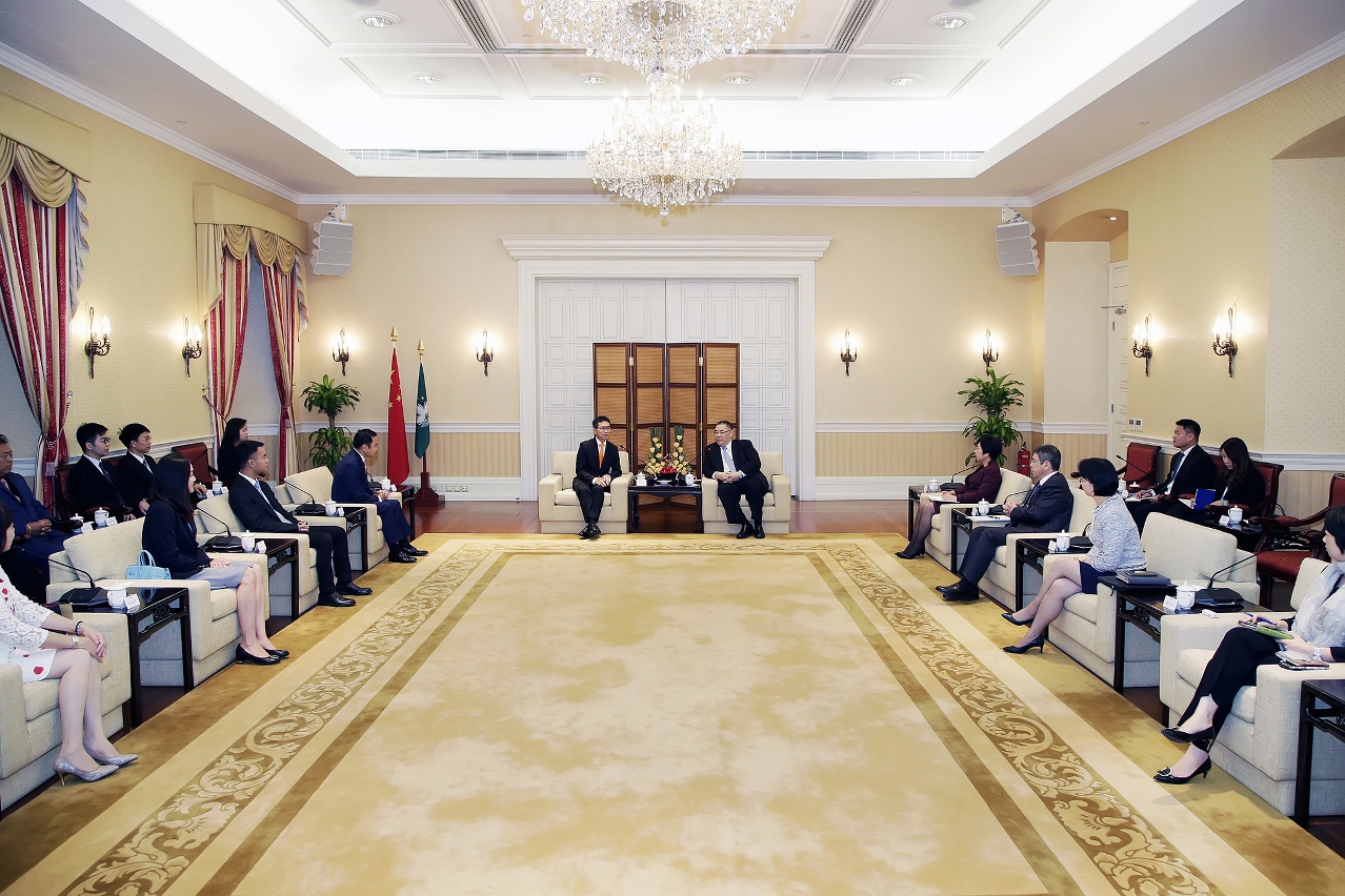 Chefe do Executivo, Chui Sai On, encontrou-se com representantes da Associação dos Conterrâneos de Kong Mun de Macau para auscultar opiniões e sugestões sobre as Linhas de Acção Governativa para o ano de 2018.