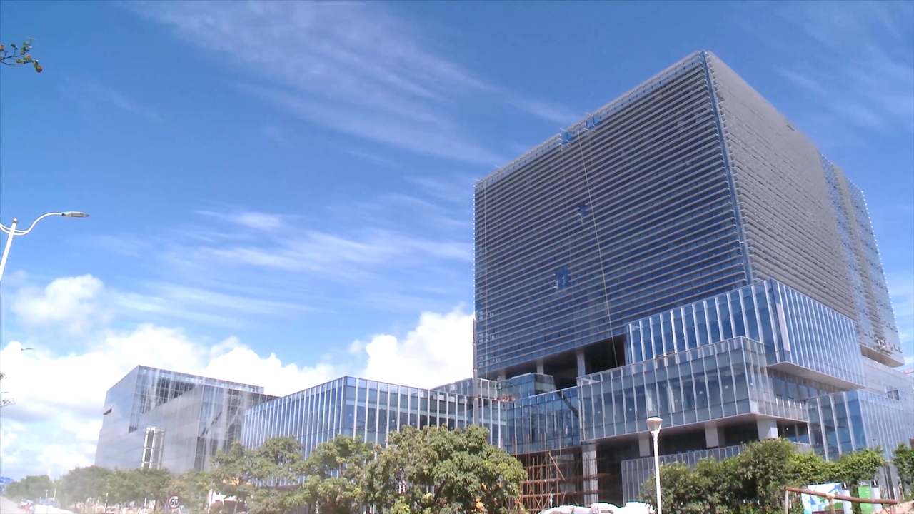 Completa-se e inaugura-se oficialmente a Plataforma de Serviços Públicos da primeira fase do Parque composta por sete projectos individuais. Na imagem da direita para a direita: edifício-sede de investigação, edifício de produção à escala-piloto e produção de BPF, edifício de I&D e inspecção de qualidade