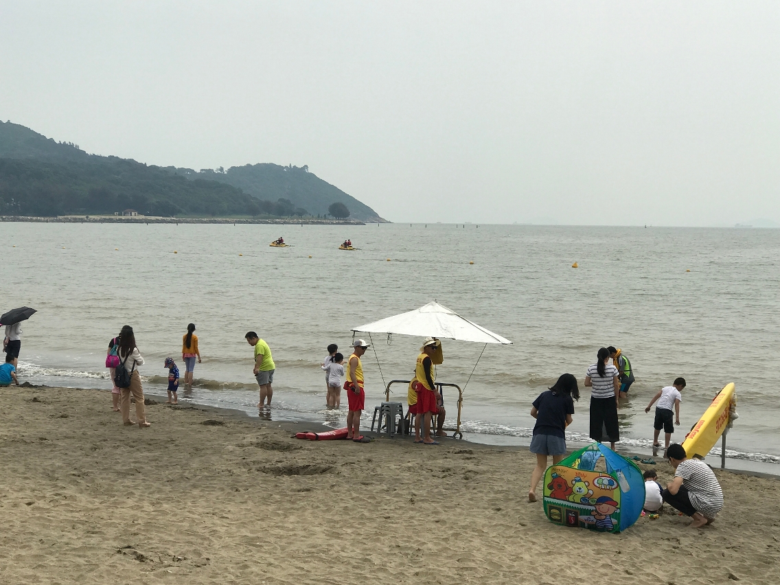 泳季期間救生員在海灘當值