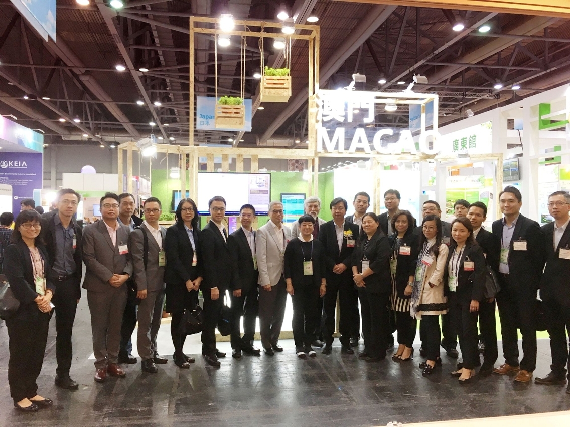 A delegação liderada pelo Director da DSPA, Tam Van Man, participou na “Expo Internacional Ambiental 2017”, tendo tirado uma fotografia no Pavilhão de Macau.