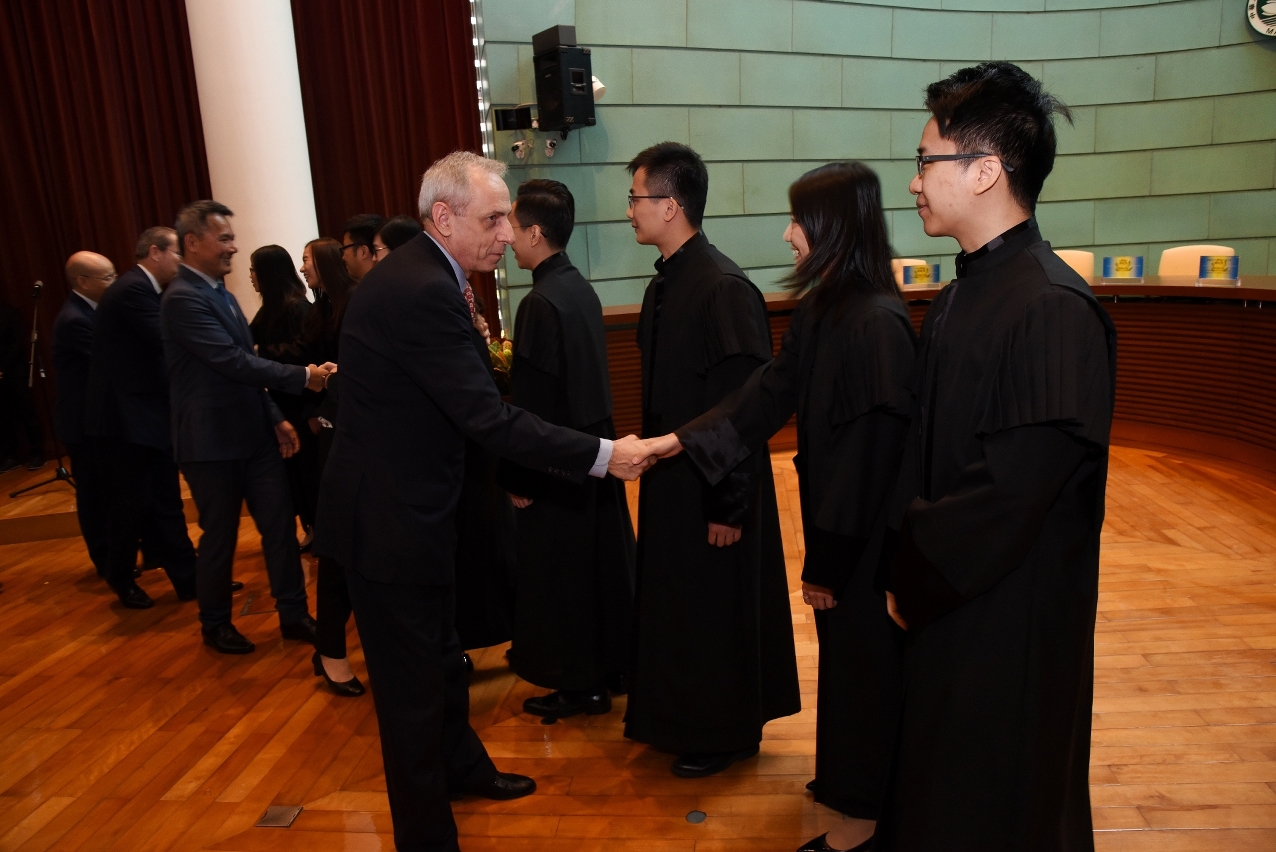 Felicitações dos convidados de honra à Juíza Presidente do Tribunal Colectivo dos Tribunais de Primeira Instância e aos Juízes dos Tribunais de Primeira Instância