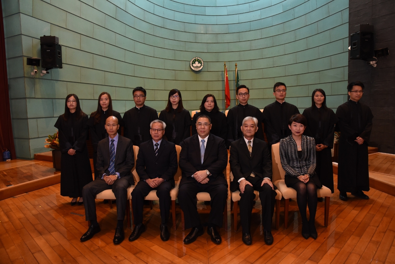 Fotografia conjunta da Juíza Presidente do Tribunal Colectivo dos Tribunais de Primeira Instância e dos Juízes dos Tribunais de Primeira Instância com os convidados de honra