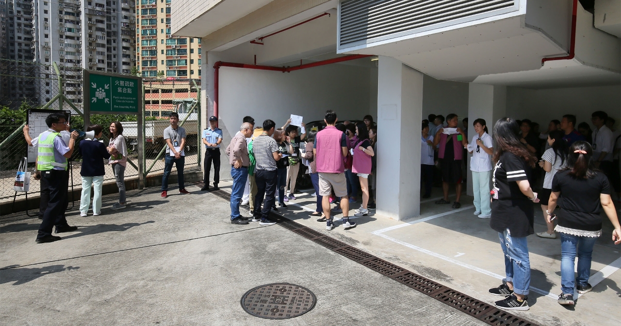 Profissionais de saúde e os trabalhadores do Edifício da Clínica Psiquiátrica do CHCSJ apoiam pacientes hospitalizados na evacuação para local seguro