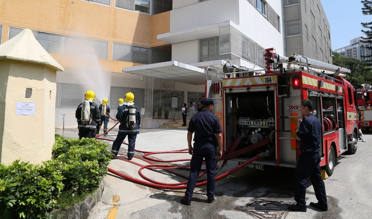 Bombeiros iniciam o trabalho de combate a incêndios；