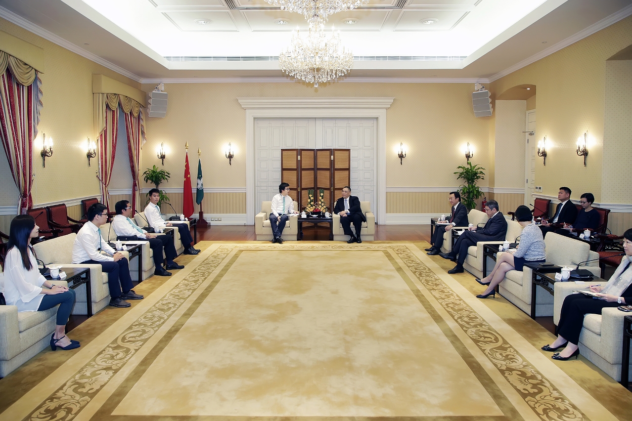 Chefe do Executivo, Chui Sai On, num encontro com representantes da Associação de Novo Macau para auscultar opiniões e sugestões sobre as Linhas de Acção Governativa para o ano de 2018.