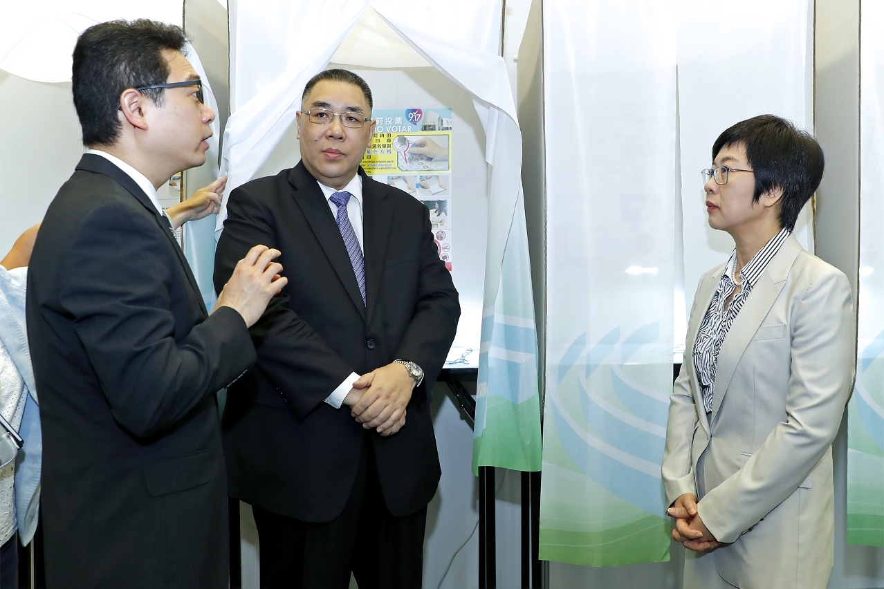 The Chief Executive, Mr Chui Sai On, tours the polling site at the Olympic Sports Centre in Taipa, to gain a better insight of election arrangements.