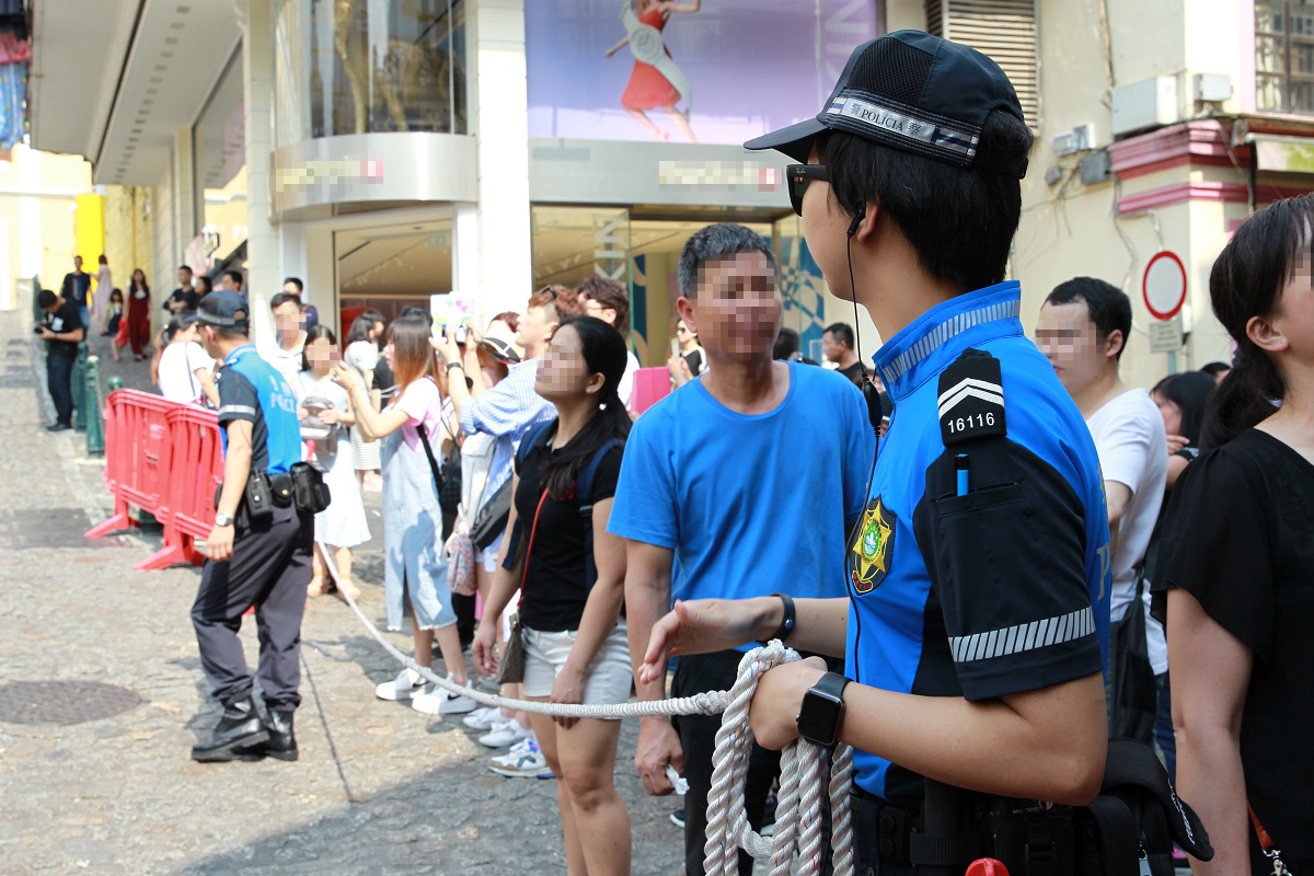 旅遊警察維持秩序及疏導旅客