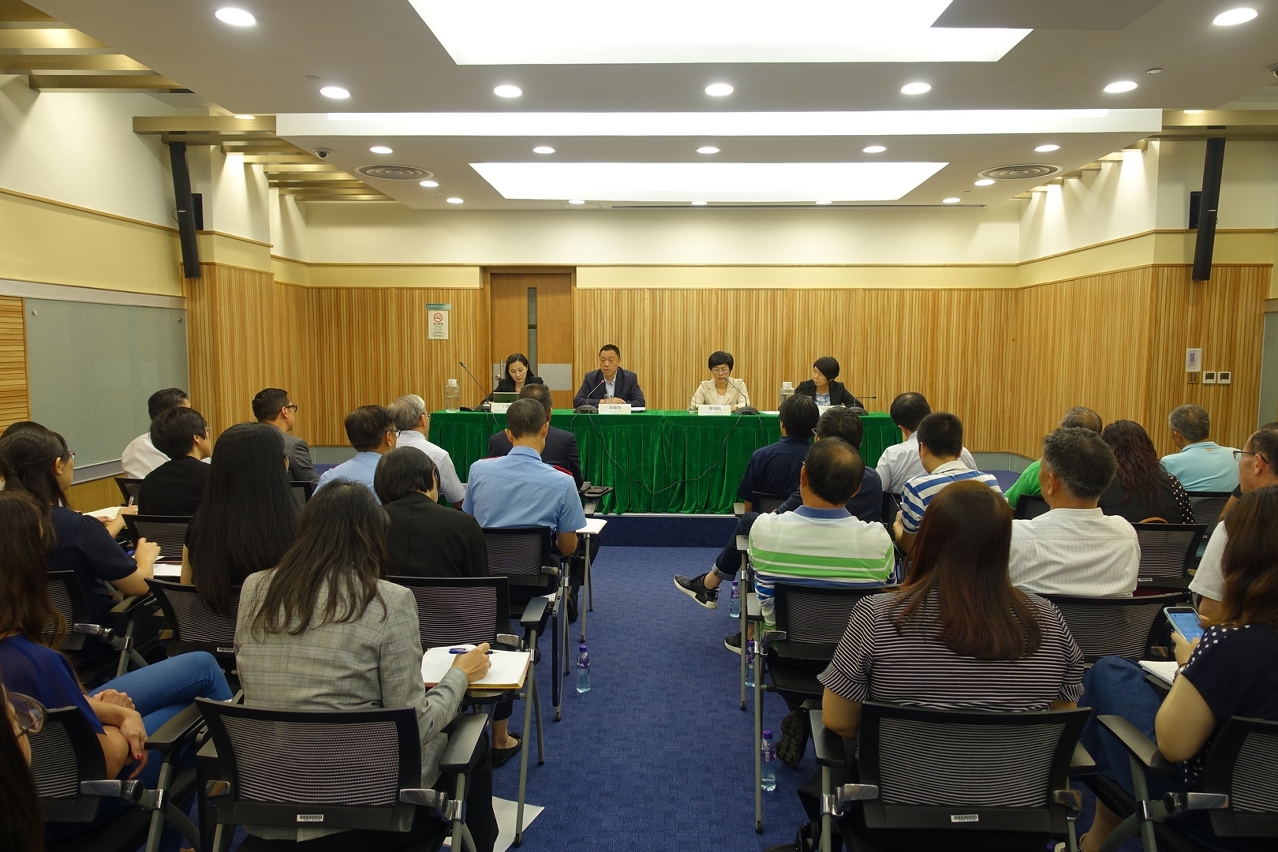 行政法務司司長陳海帆、經濟財政司司長梁維特和工聯舉行座談會。