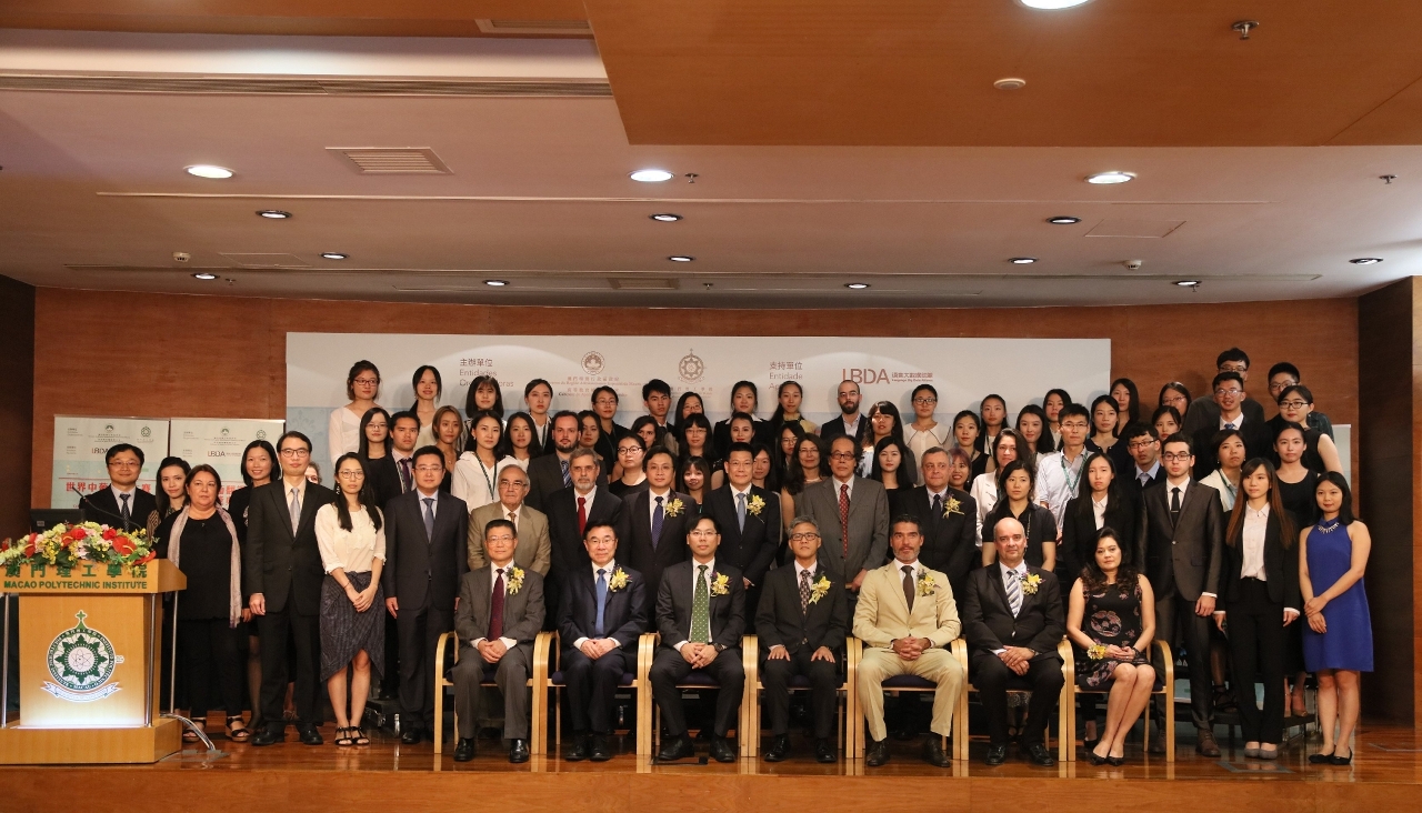 Foto de grupo dos convidados e participantes do “Concurso Mundial de Tradução Chinês-Português”