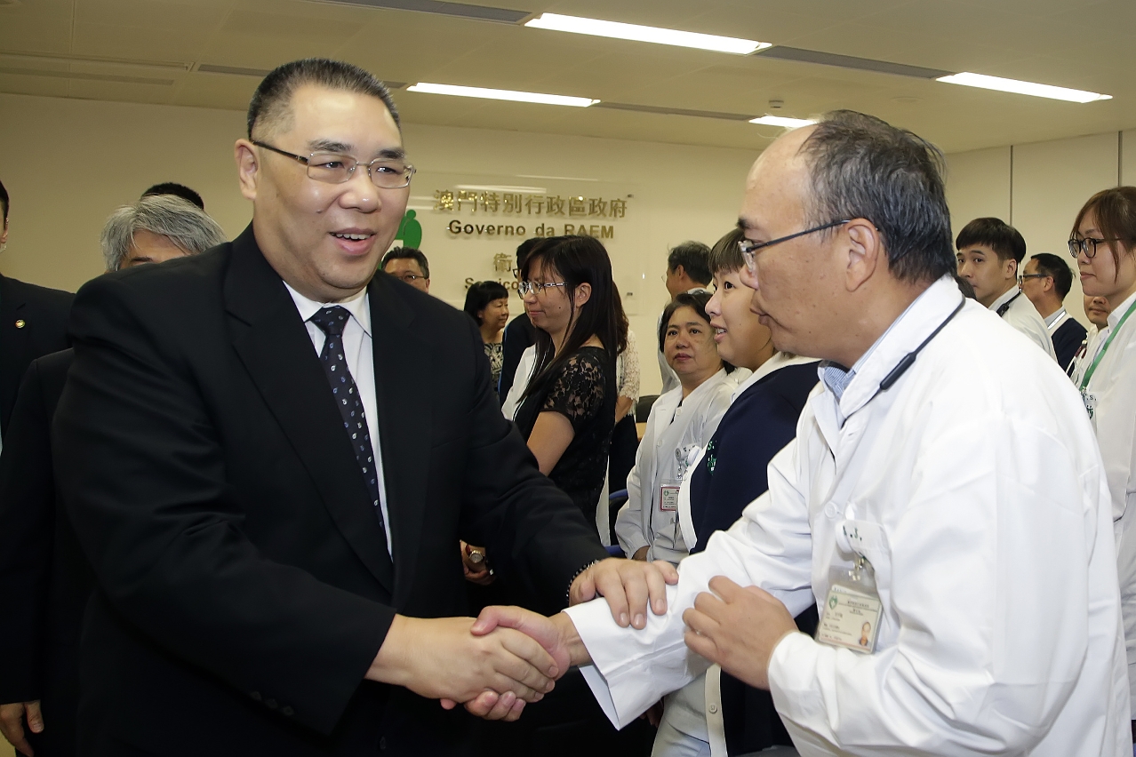 行政長官與衛生範疇前線人員握手