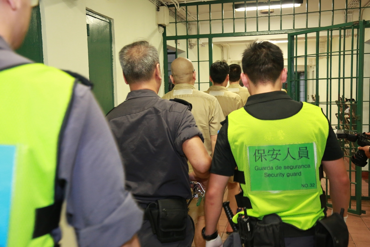 獄警人員安排在囚人有序離開模擬起火的囚倉區