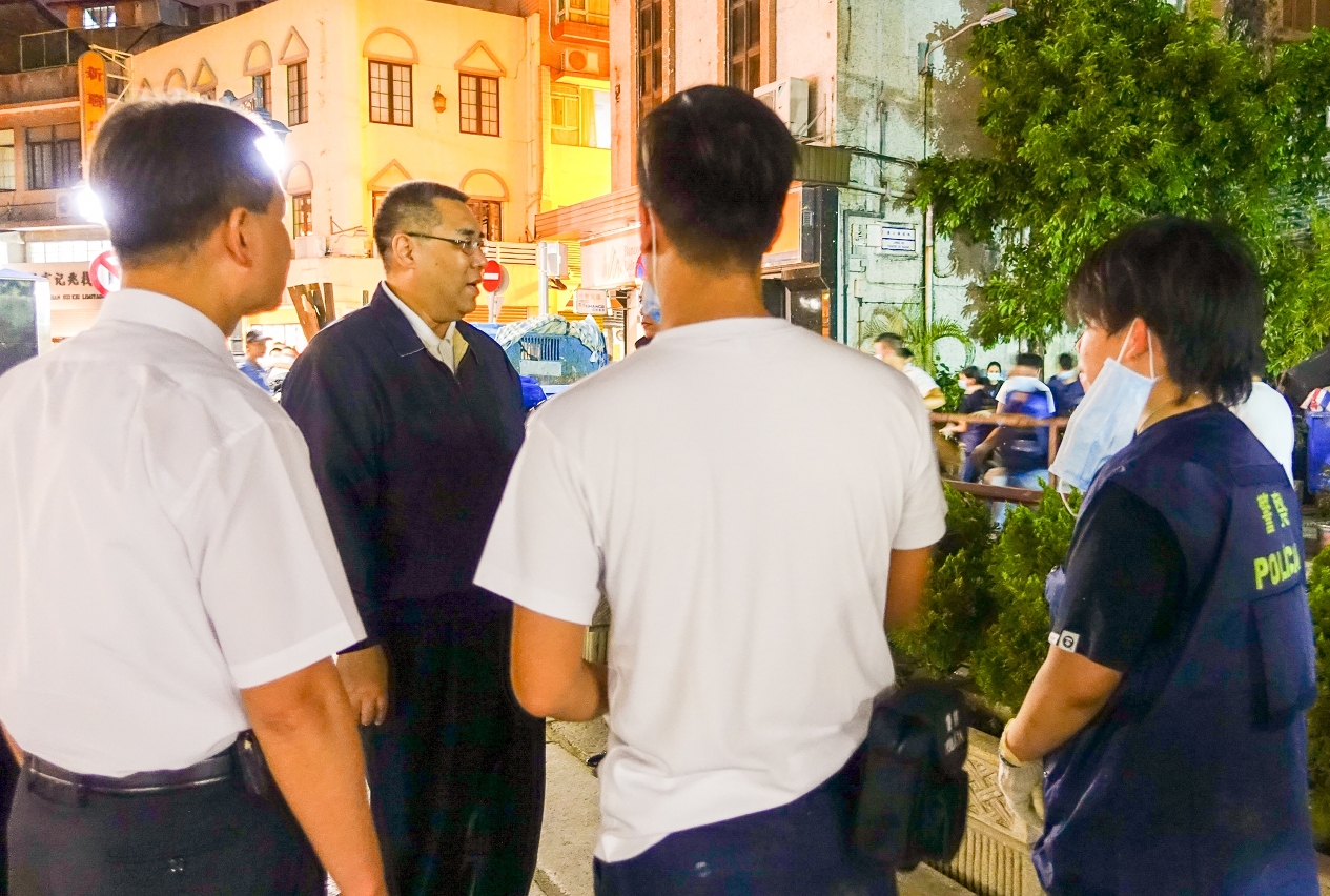 Chefe do Executivo, Chui Sai On, visitou, esta noite, na área do Templo Hong Kung onde deixou palavras de encorajamento aos elementos da corporação da PSP.