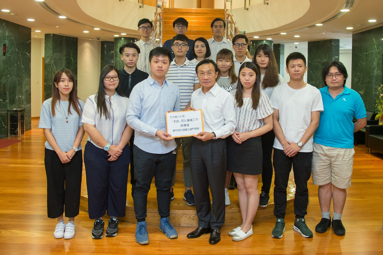 譚俊榮接收學生團體的建議書