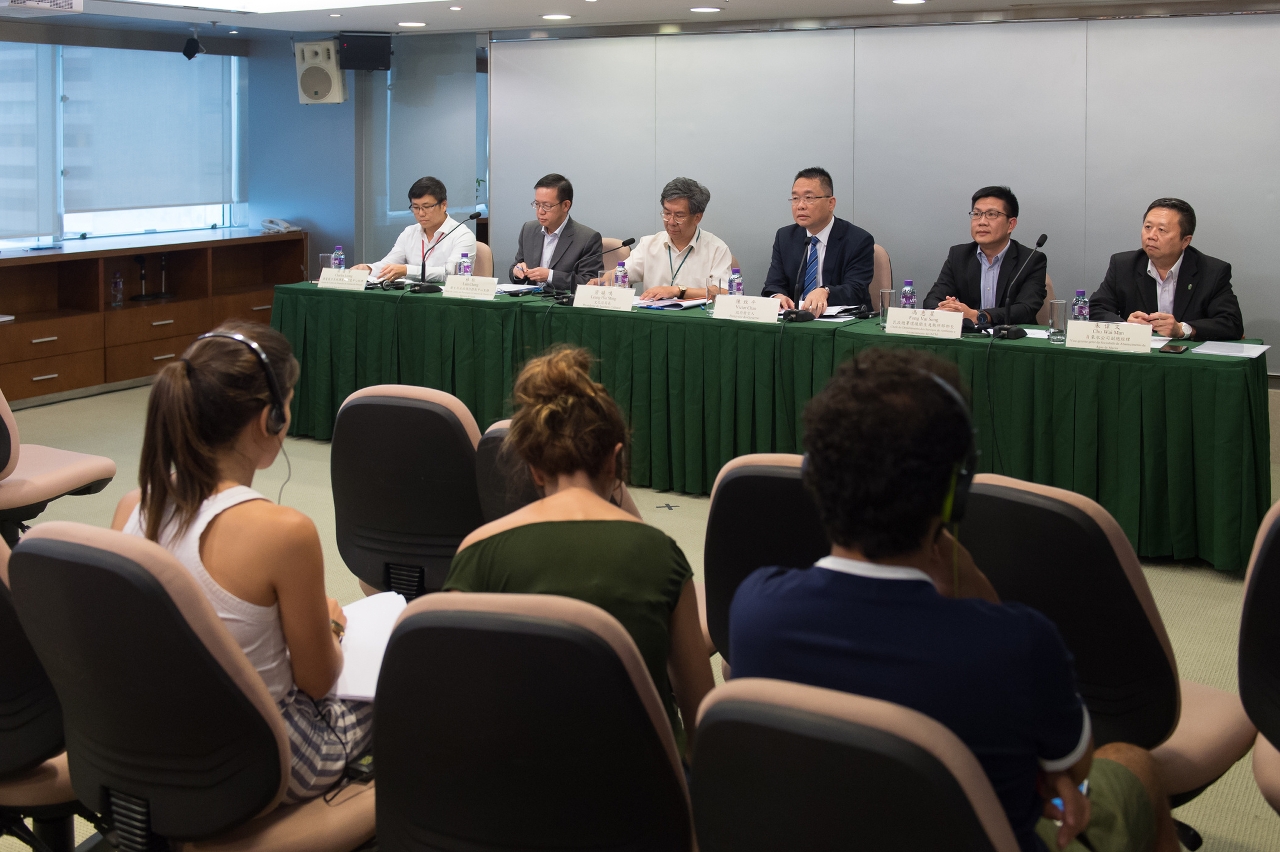 政府發言人辦公室聯同各相部門，繼續就風災善後及援助工作的最新情況舉行新聞發佈會。