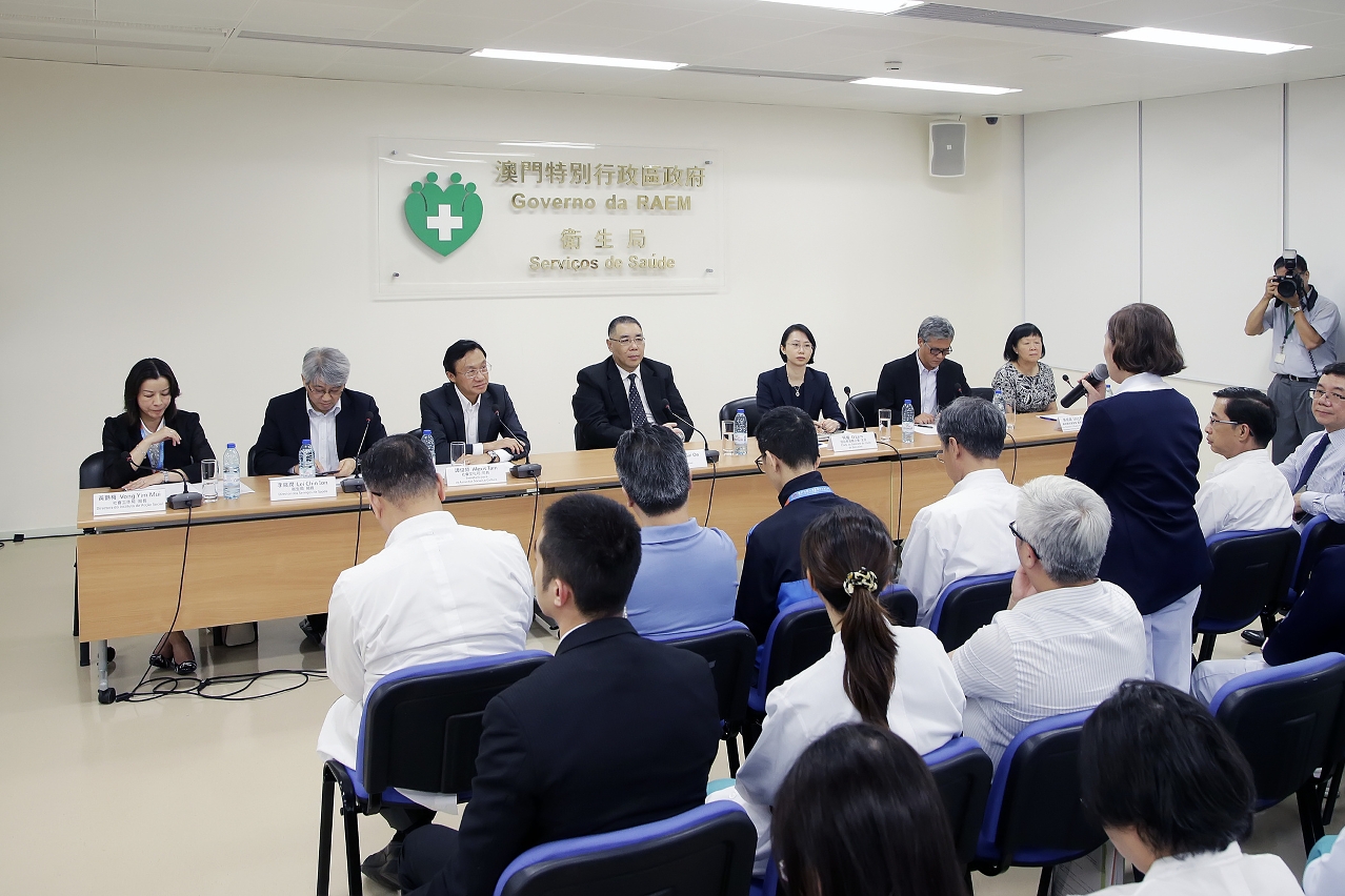 行政長官崔世安聽取仁伯爵綜合醫院和鏡湖醫院急診部人員、衛生局疾控中心、社工局人員的意見，感謝他們在風災期間作出的貢獻。