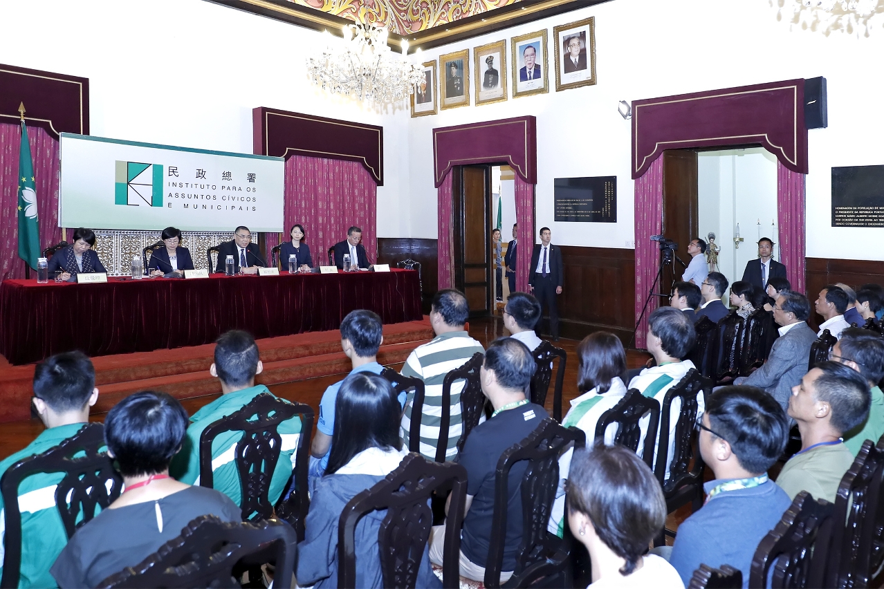 行政長官到民政總署聽取前線人員的意見，讚揚他們救助風災時的表現。