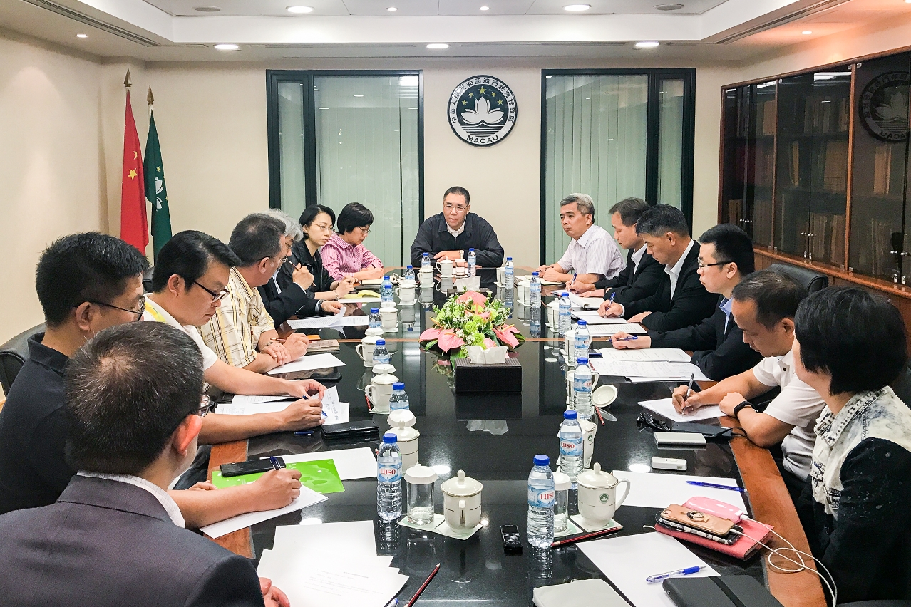 Chefe do Executivo, Chui Sai On, realiza reuniões interdepartamentais com secretários das respectivas tutelas governamentais onde dá instruções aos membros das diferentes estruturas de protecção cívil para executarem bem os preparativos para o tufão “Parkhar”.