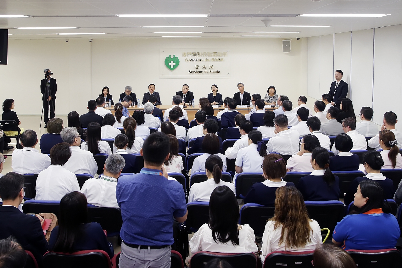 行政長官崔世安聽取仁伯爵綜合醫院和鏡湖醫院急診部人員、衛生局疾控中心、社工局人員的意見，感謝他們在風災期間作出的貢獻。