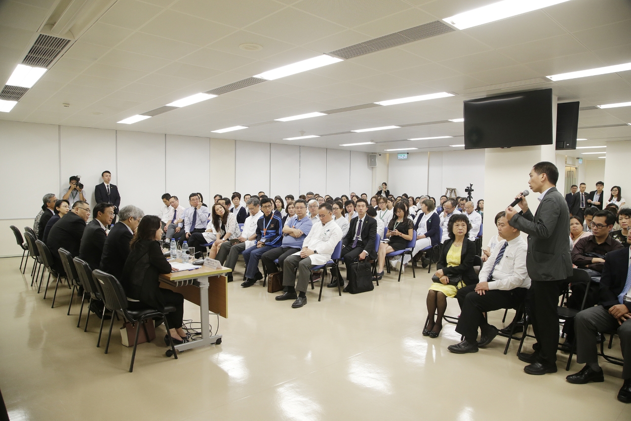 行政長官崔世安聽取仁伯爵綜合醫院和鏡湖醫院急診部人員、衛生局疾控中心、社工局人員的意見，感謝他們在風災期間作出的貢獻。