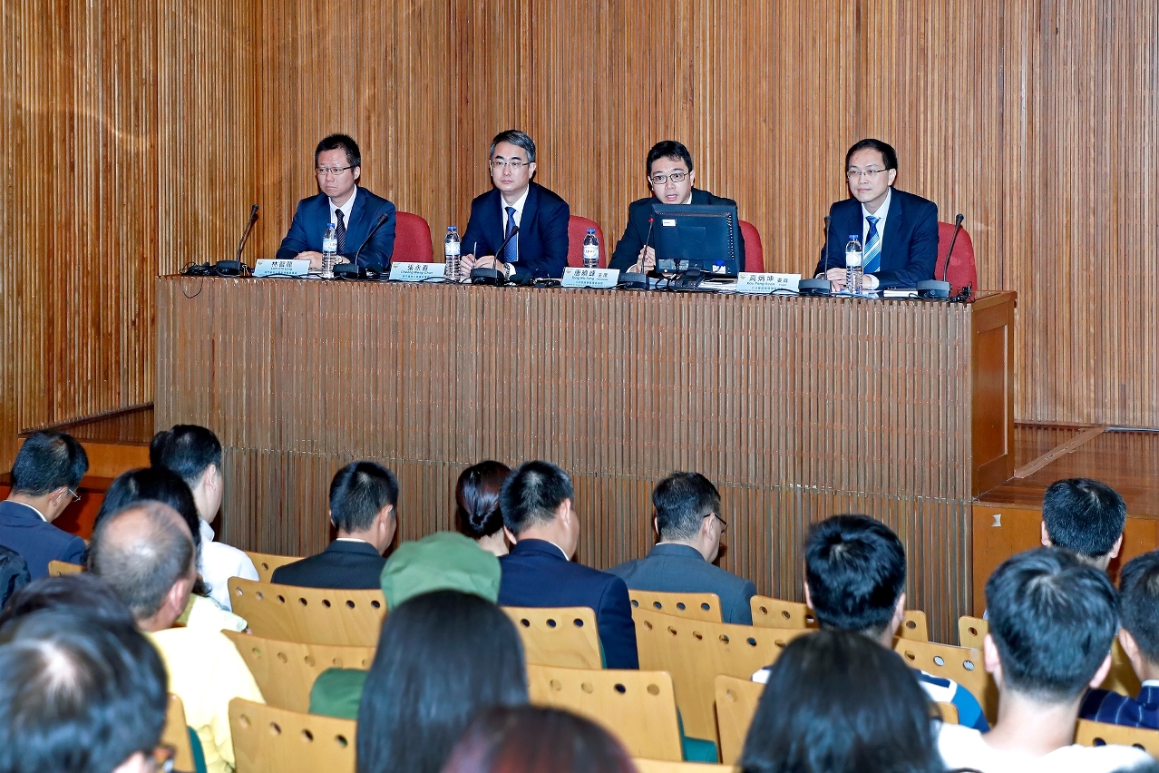 The Electoral Affairs Commission for the Legislative Assembly Election and the Commission Against Corruption hold a meeting with ticket representatives to explain the latest election guideline.