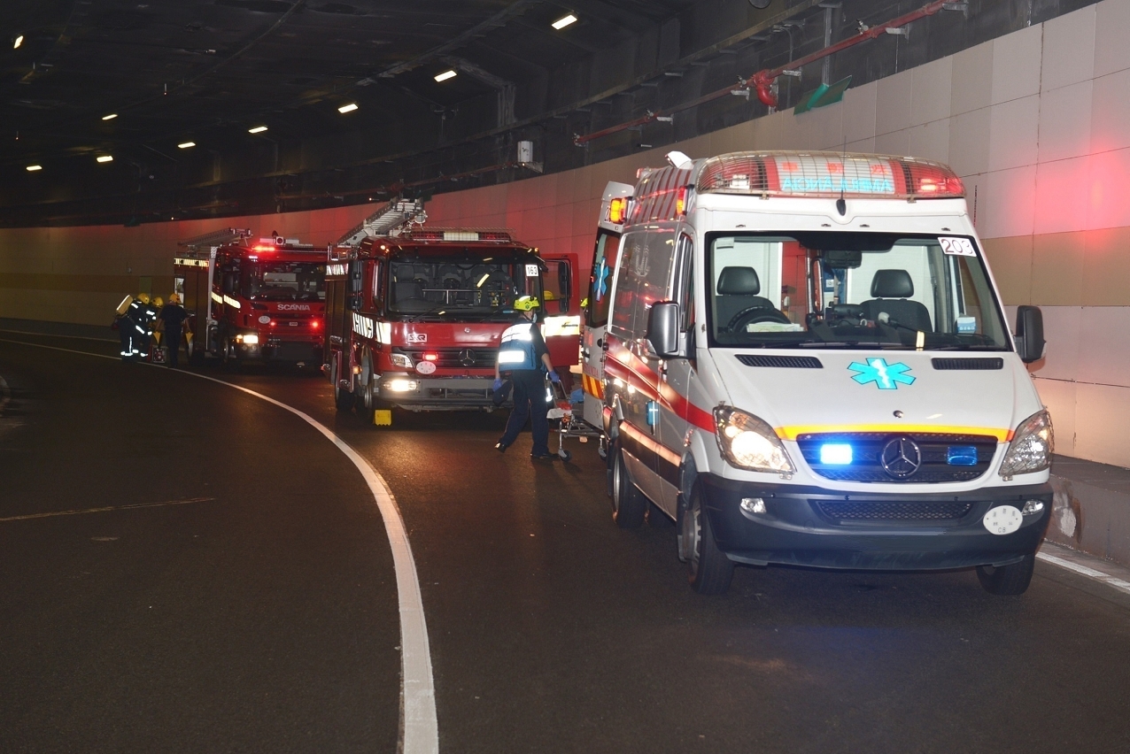 Simulacro de acidente de viação no túnel subaquático do Novo Campus da Universidade de Macau na Ilha de Hengqin